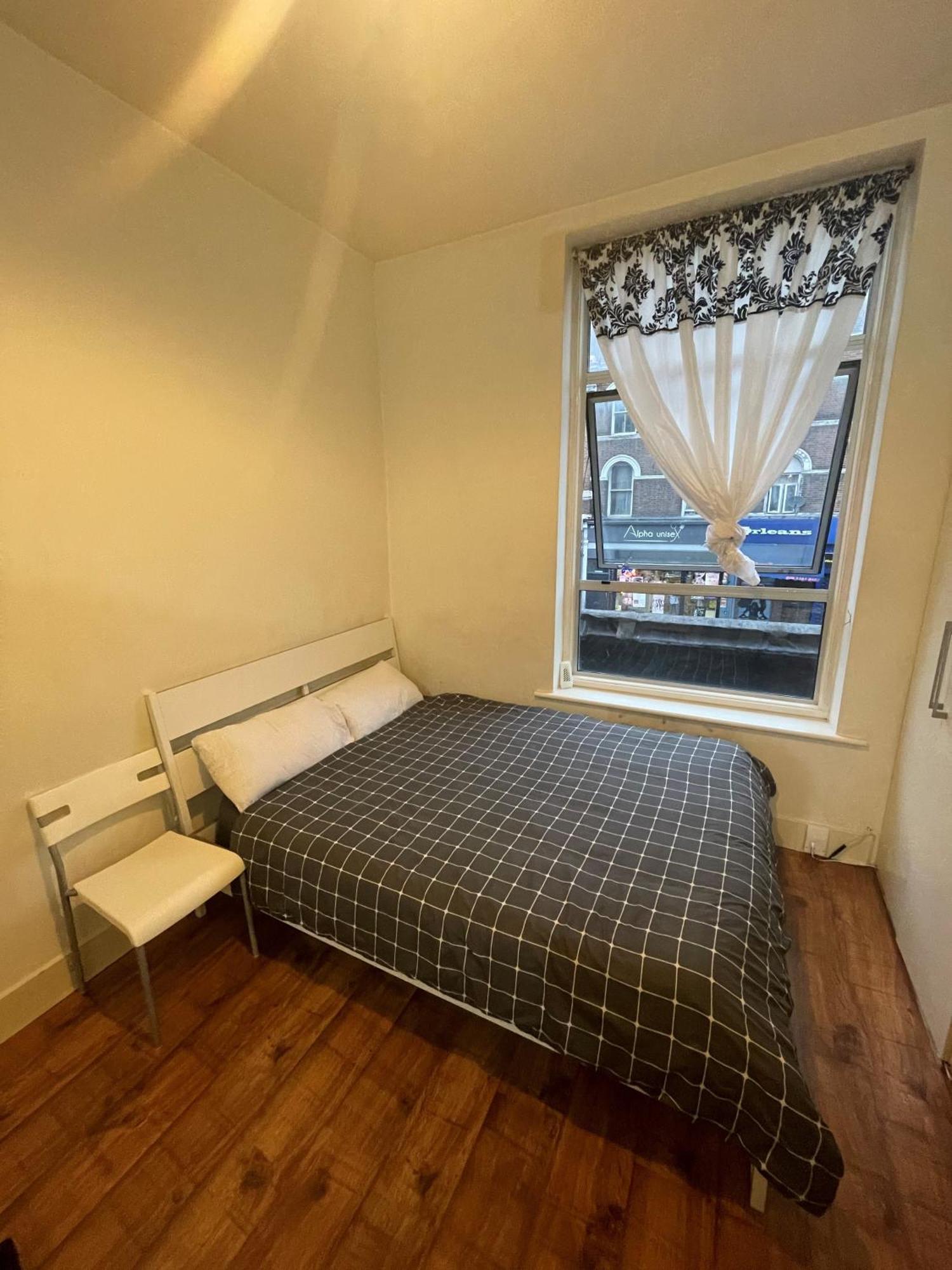 Entire Cosy Flat Opposite Victoria And Piccadilly Apartment