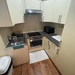 Entire Cosy Flat Opposite Victoria And Piccadilly
