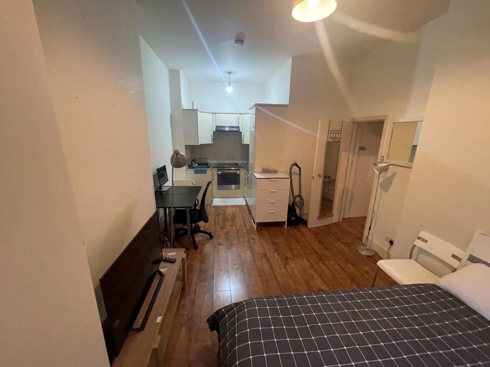 Entire Cosy Flat Opposite Victoria And Piccadilly Londra