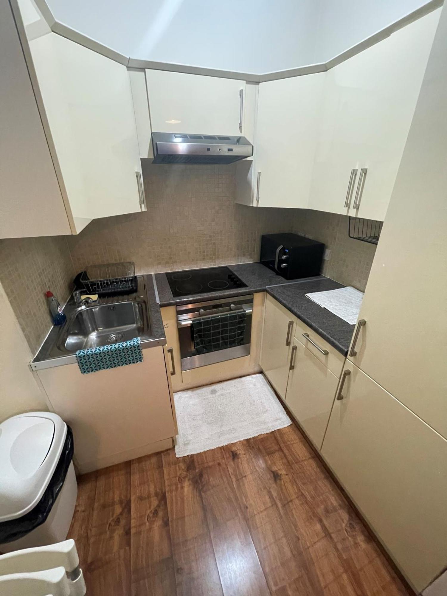 Entire Cosy Flat Opposite Victoria And Piccadilly Appartamento *